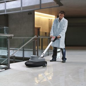 מכונת הברקה COMAC דגם 1500S בשימוש על רצפה מבריקה בתוך מבנה מודרני