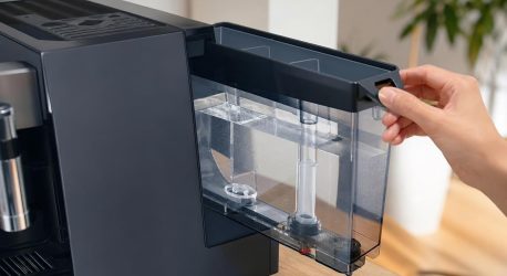 איך מונעים התפתחות בקטריות וריחות במיכל המים של המכונה?